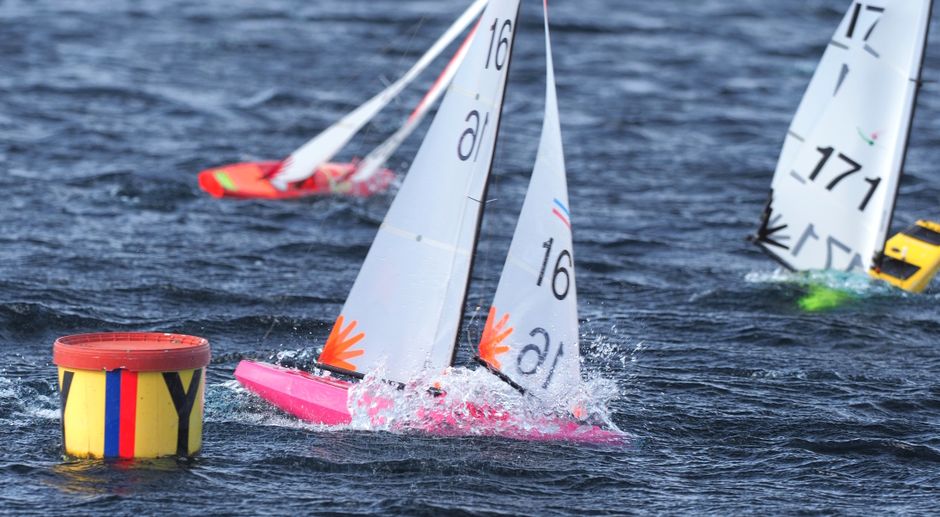 Voiliers radiocommandés en course autour d’une bouée